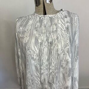 APT 9 Pullover Black And White Print Top. Size Large